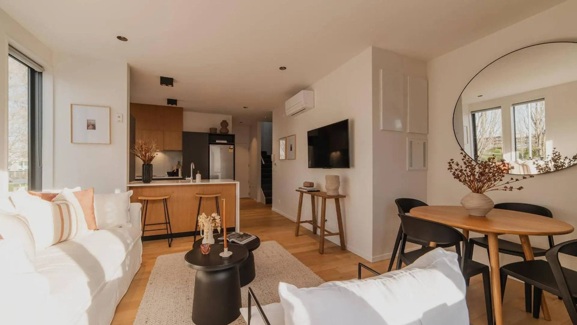 Holiday home Chic And Contemporary Living At Cambridge Terrace Villa Christchurch