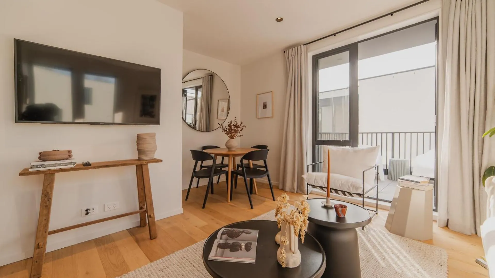 Chic And Contemporary Living At Cambridge Terrace Villa Christchurch New Zealand