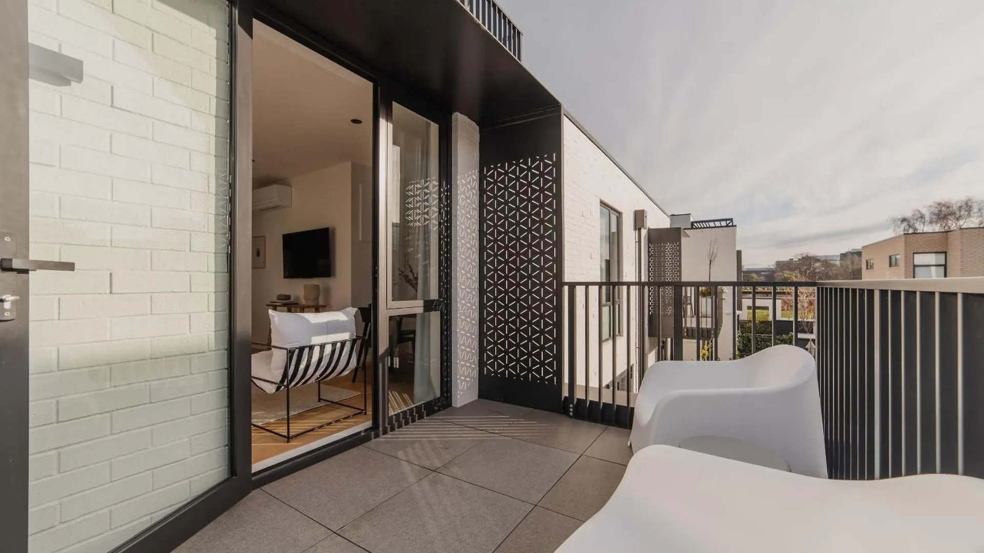 Chic And Contemporary Living At Cambridge Terrace Villa Christchurch New Zealand
