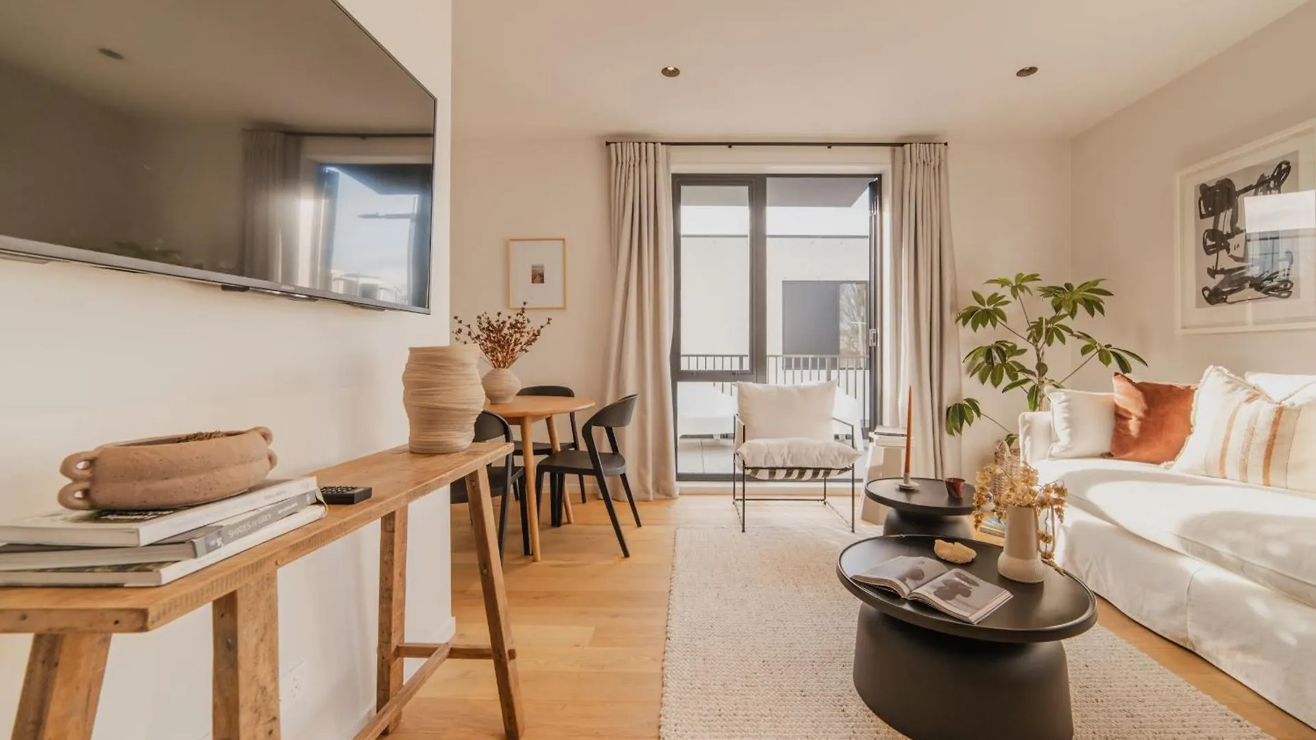 Chic And Contemporary Living At Cambridge Terrace Villa Christchurch Holiday home