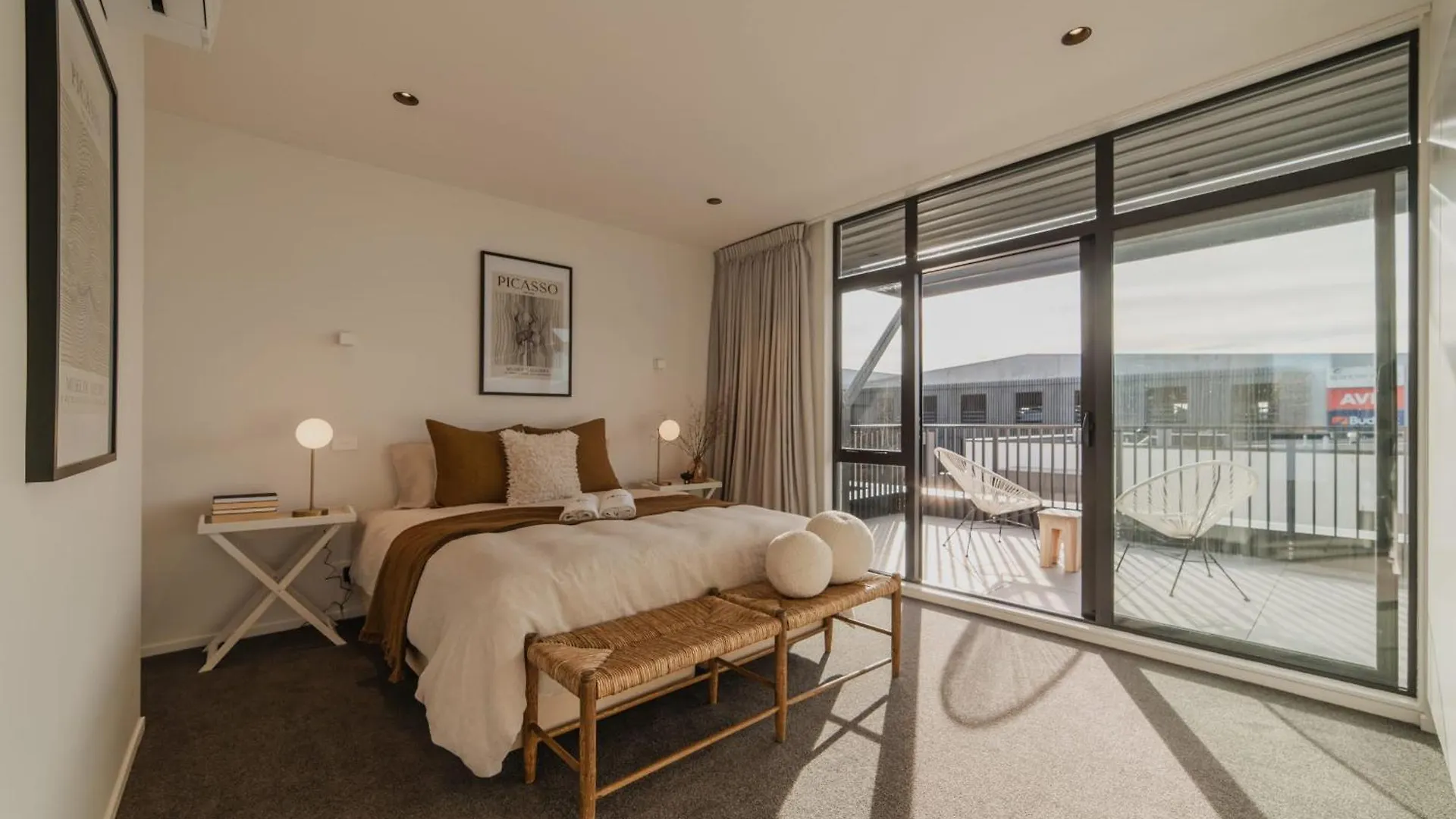 Chic And Contemporary Living At Cambridge Terrace Villa Christchurch 0*,
