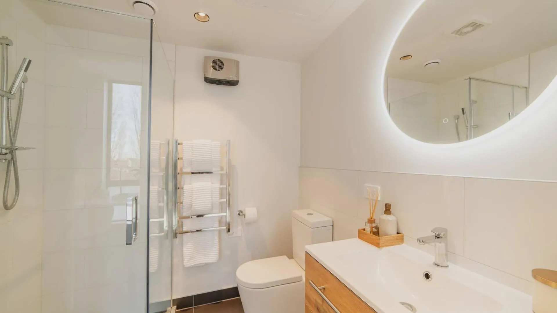 Chic And Contemporary Living At Cambridge Terrace Villa Christchurch Holiday home
