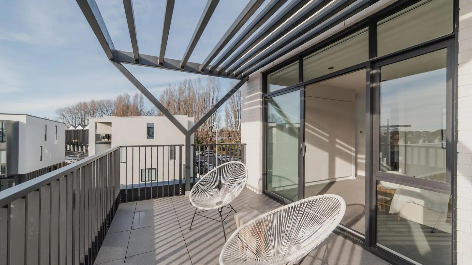 Chic And Contemporary Living At Cambridge Terrace Villa Christchurch