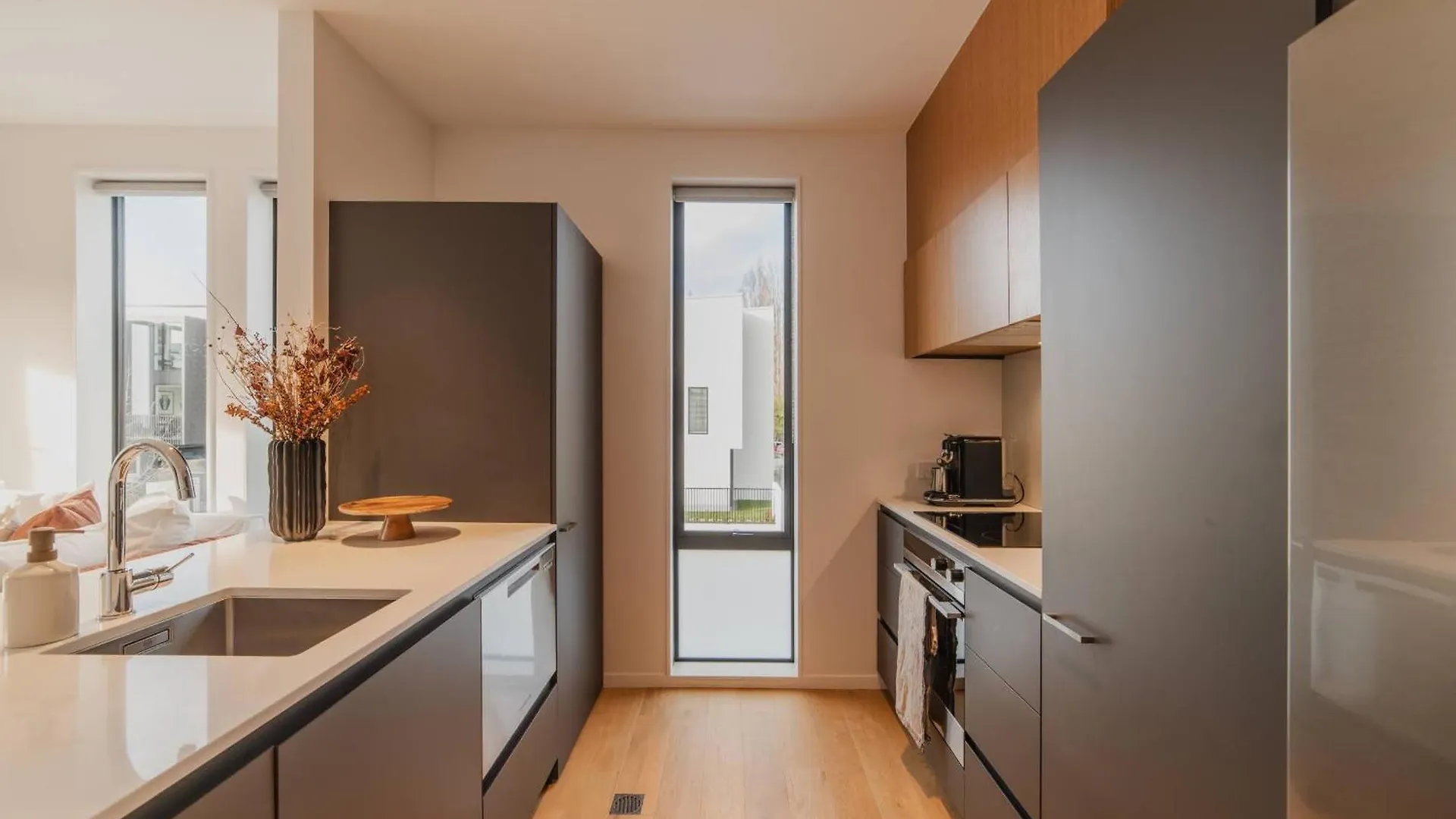 Chic And Contemporary Living At Cambridge Terrace Villa Christchurch Holiday home