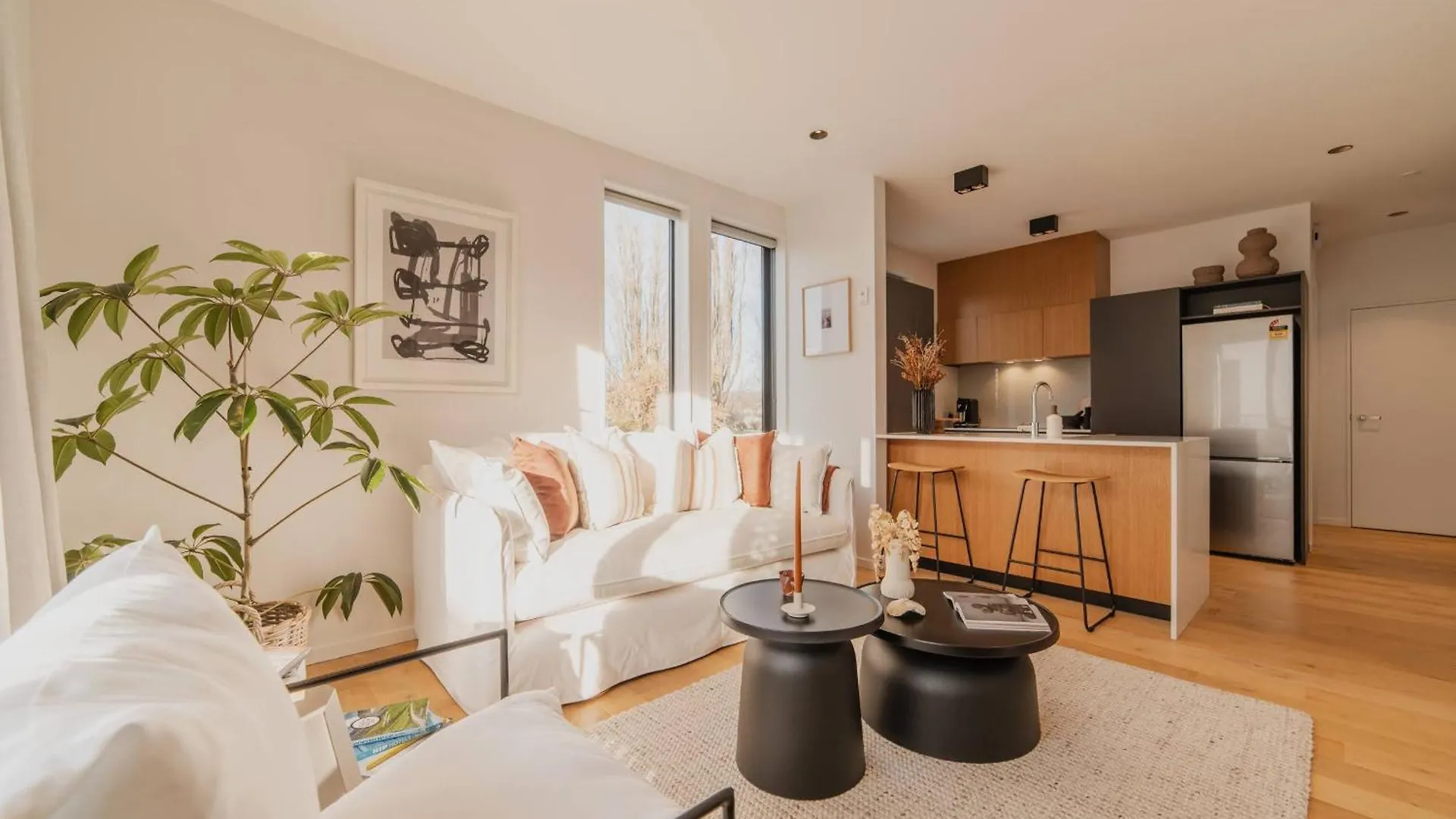 Chic And Contemporary Living At Cambridge Terrace Villa Christchurch