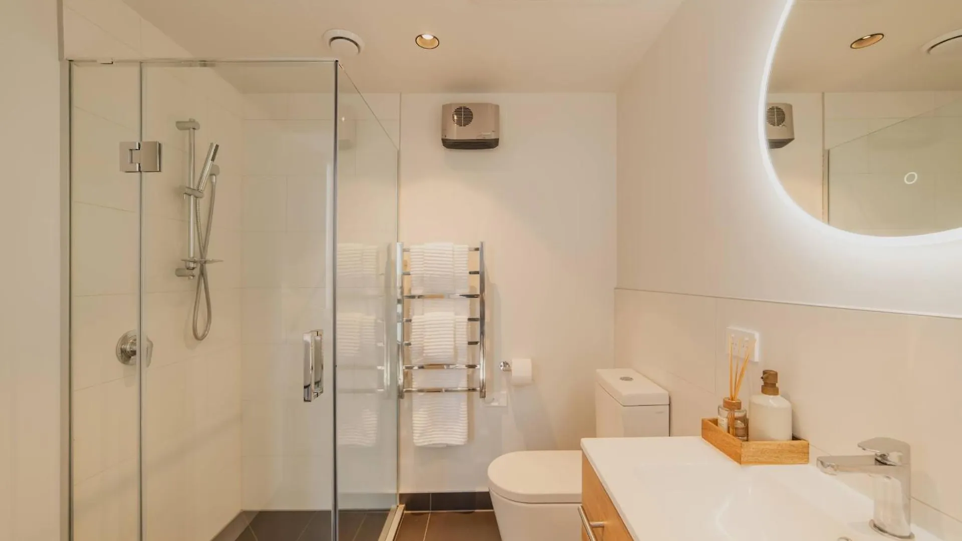 Chic And Contemporary Living At Cambridge Terrace Villa Christchurch 0*,  New Zealand