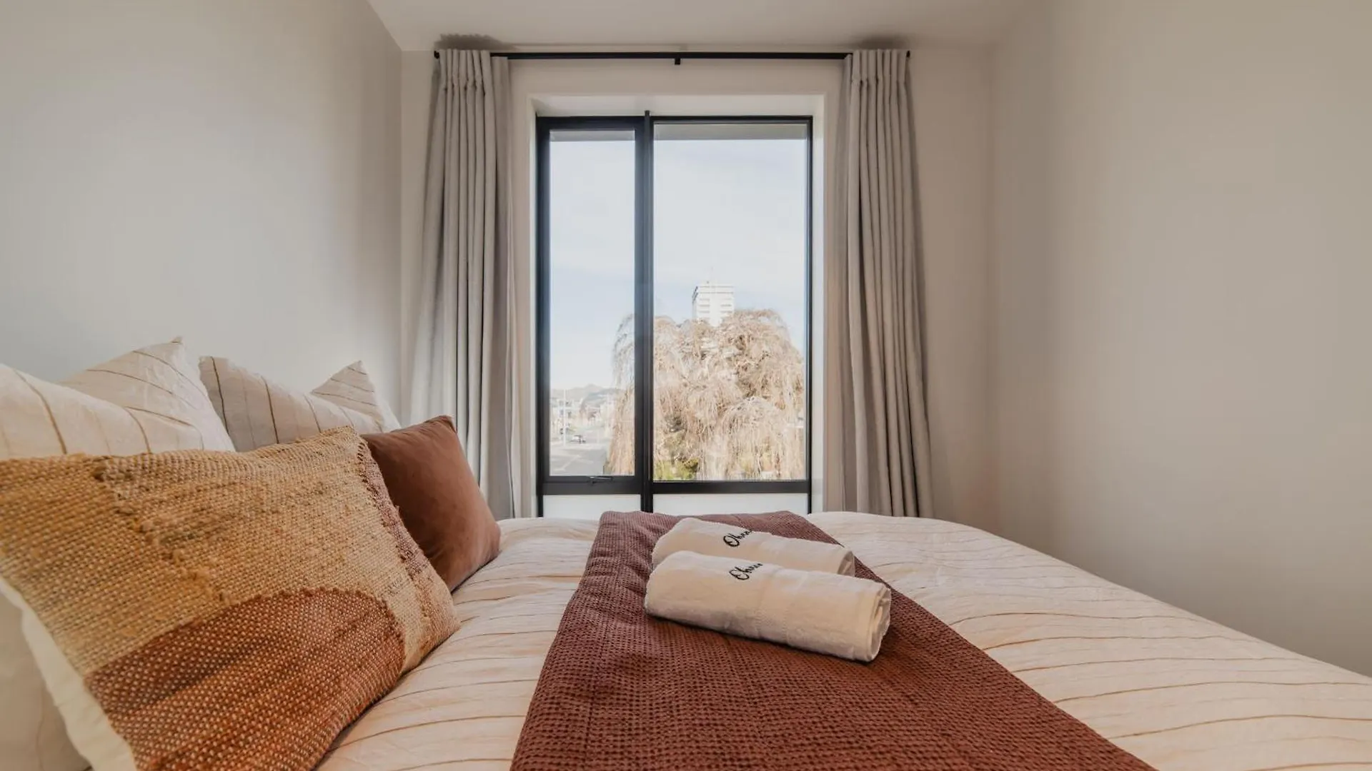 Chic And Contemporary Living At Cambridge Terrace Villa Christchurch 0*,